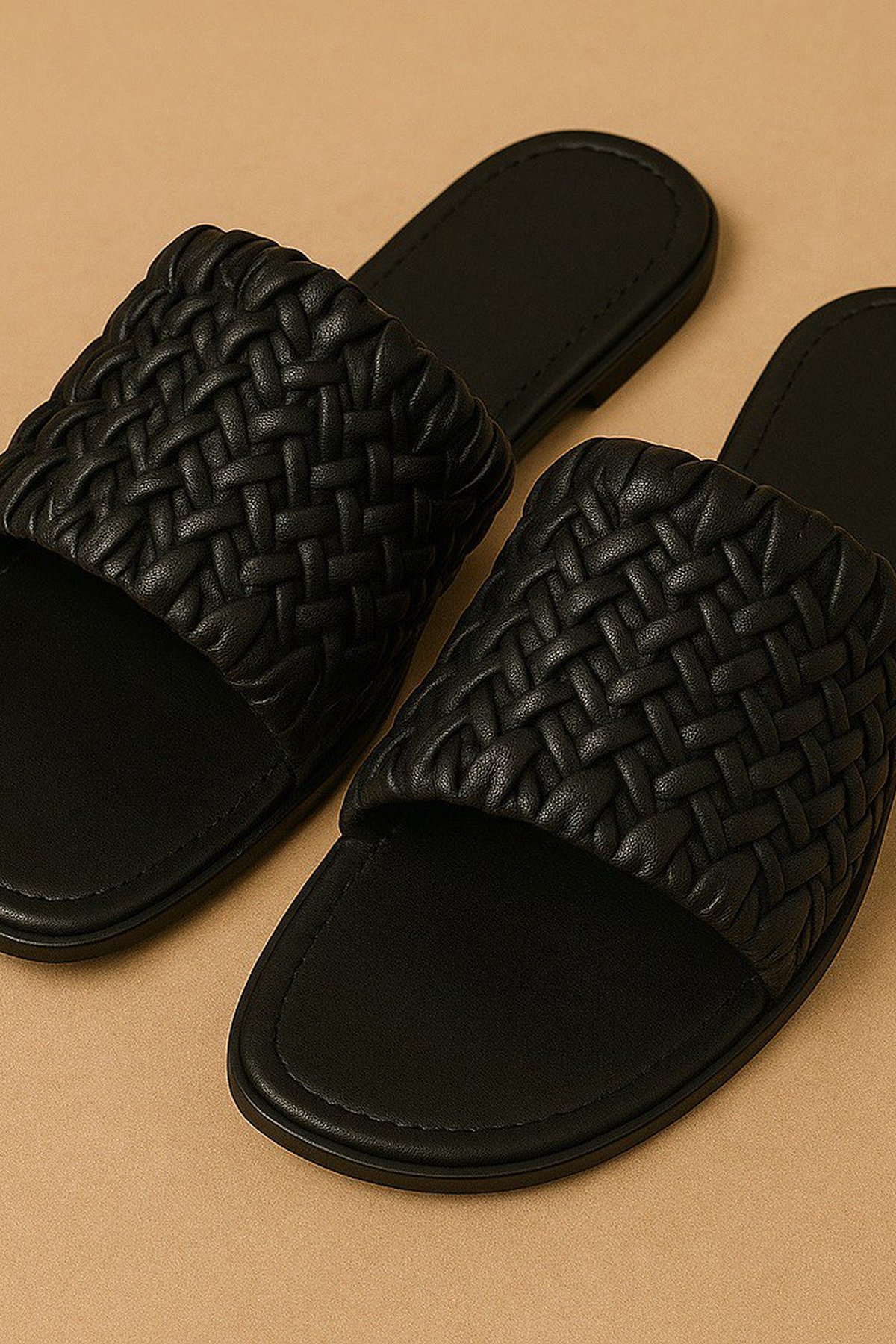 Onyx Luxe Interlock Slides - front